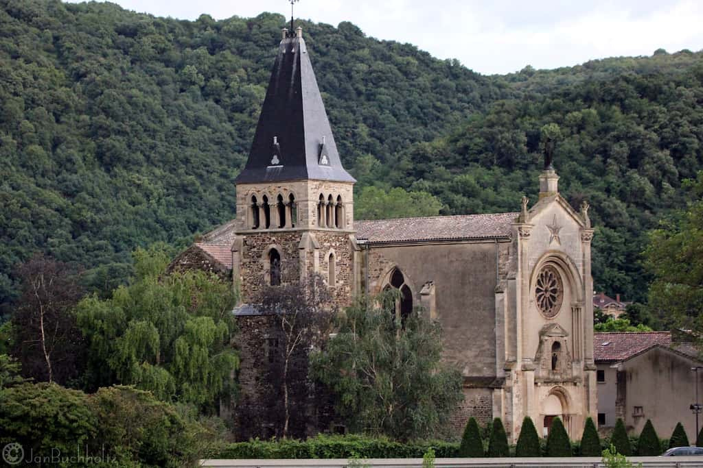 Combien y a-t-il d'églises et de mosquées en France ?