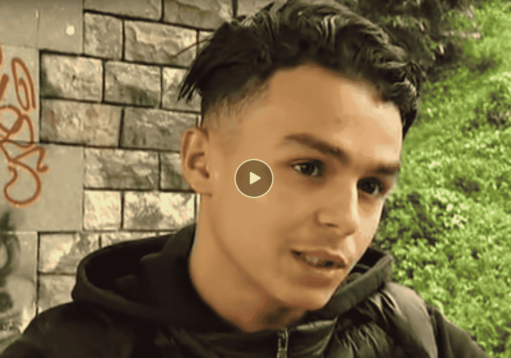 Le jeune Mohamed Aabbassi reçoit la médaille de l'héroïsme pour avoir sauvé une mère et son bébé d'un incendie