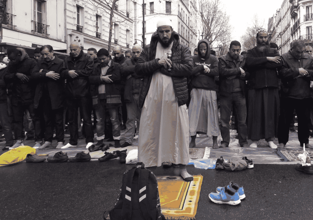 Le bras de fer autour des prières de rue se durcit à Clichy