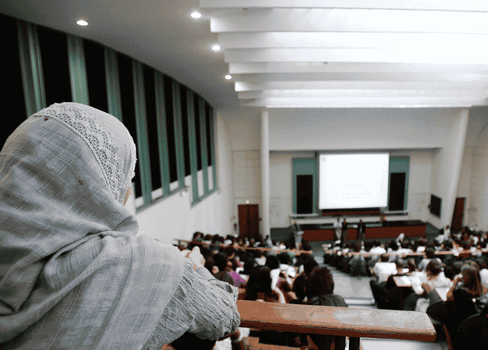 Les 6 étapes pour préparer l’opinion à une loi sur le voile à l’université