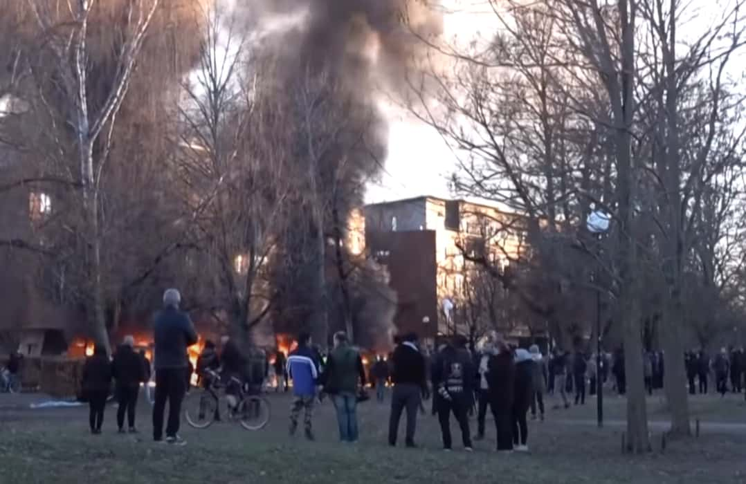 Le leader de l’extrême droite danoise brûle un Coran et met le feu en Suède
