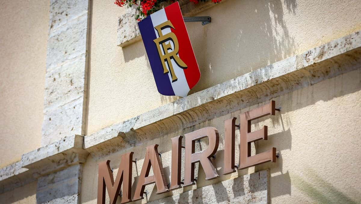 Un maire démissionne après l'incendie de sa maison par l'extrême droite