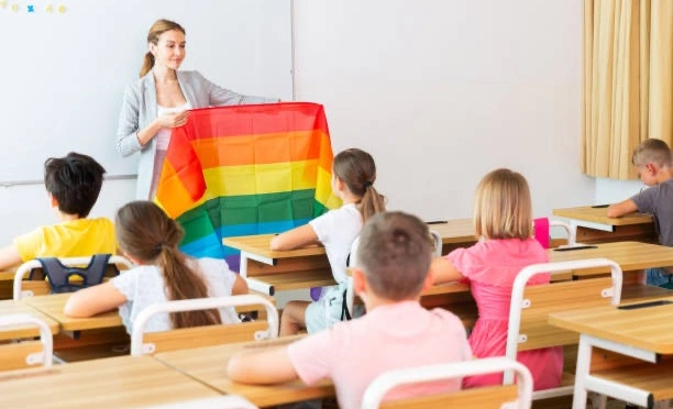 Imposer l'identité LGBT à l'école : la méthode de SOS Homophobie