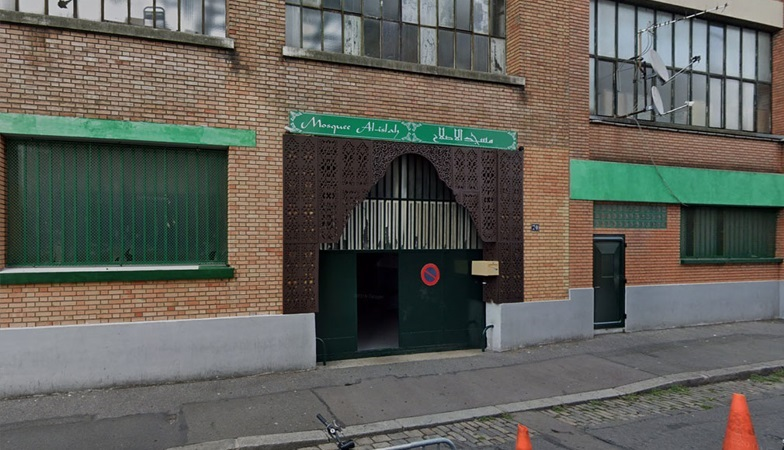 Des têtes de cochon déposées devant six mosquées en Île-de-France