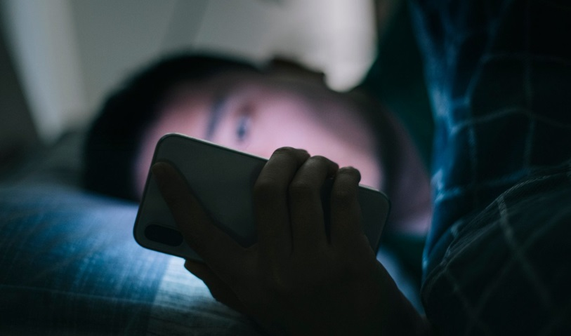 IA : la Californie encadre les chatbots après plusieurs suicides d'adolescents