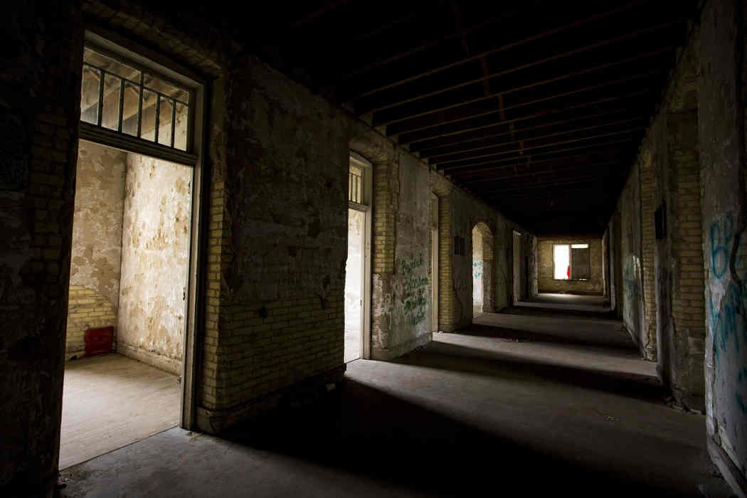 Cimetière ou Hôpital psychiatrique ? Comment ne pas devenir fou