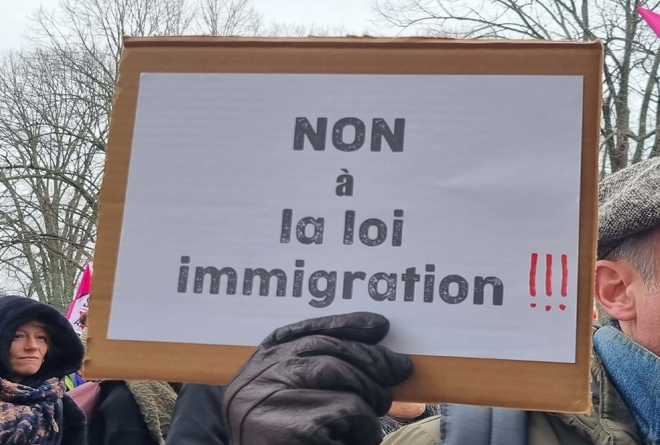 201 personnalités appellent à manifester contre la loi immigration