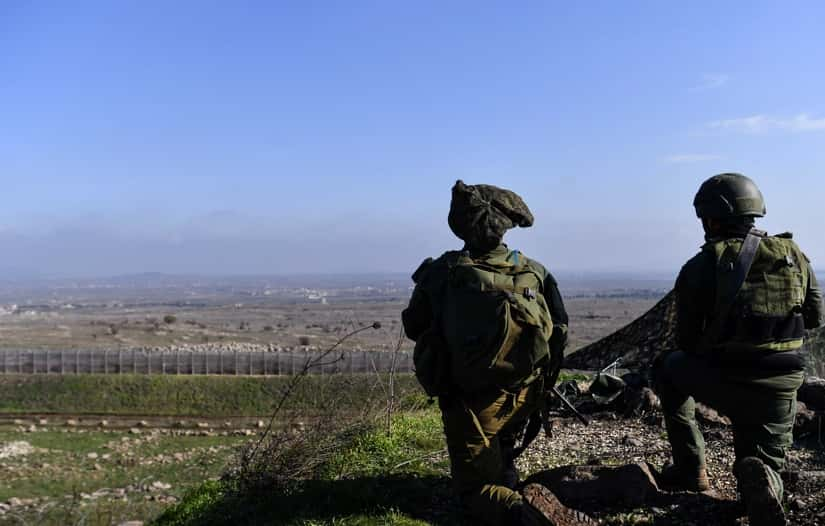 Israël frappe des sites militaires en Syrie et s'installe dans le Golan syrien