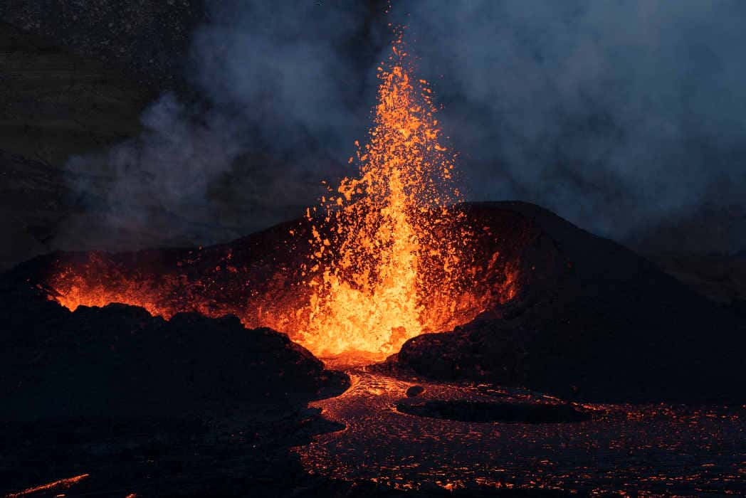 Un 6e volcan a réveillé l'Islande sous un nuage de feu
